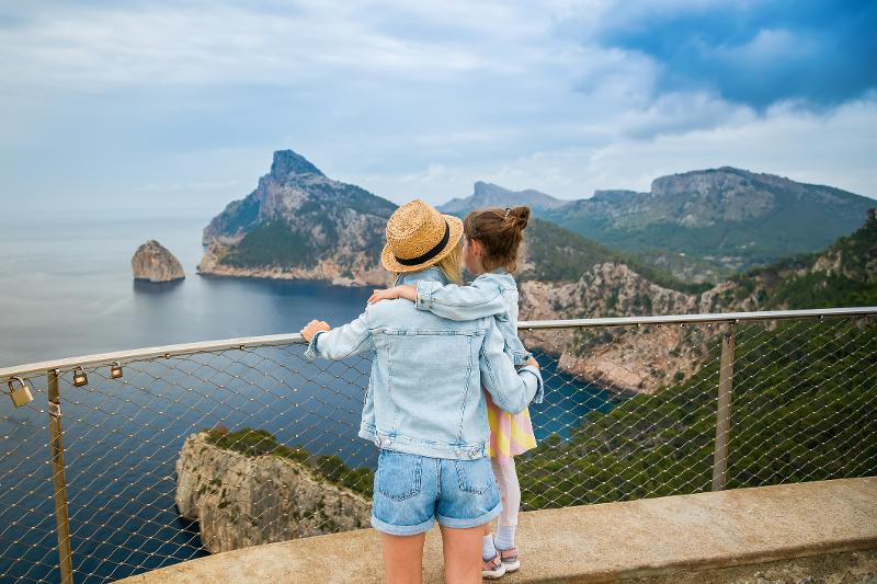 Eine Mutter und ihr Kind genießen im Urlaub mit Kindern Mallorca Bauernhof die Aussicht