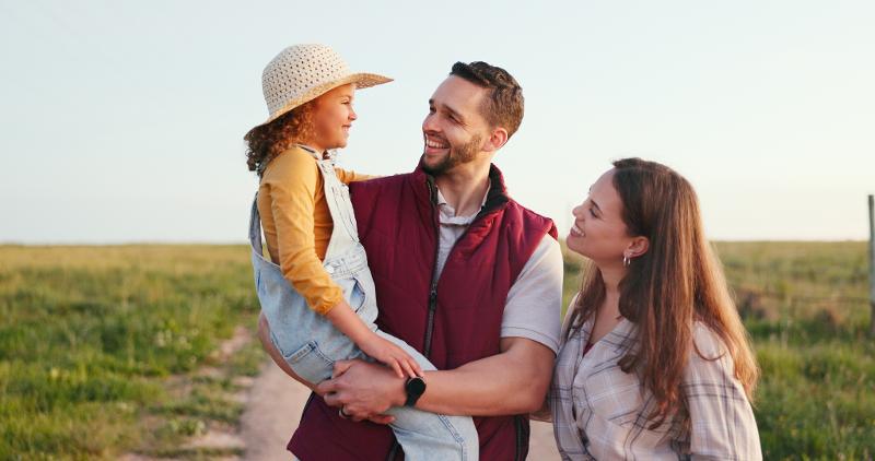 Eltern ein Kind posieren im  Urlaub mit Kindern Mallorca Bauernhof für ein Foto