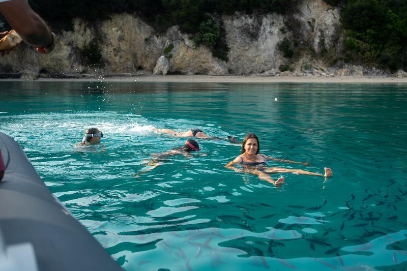 Eine Familie geht im Urlaub mit Kindern Mallorca in einer Lagune baden