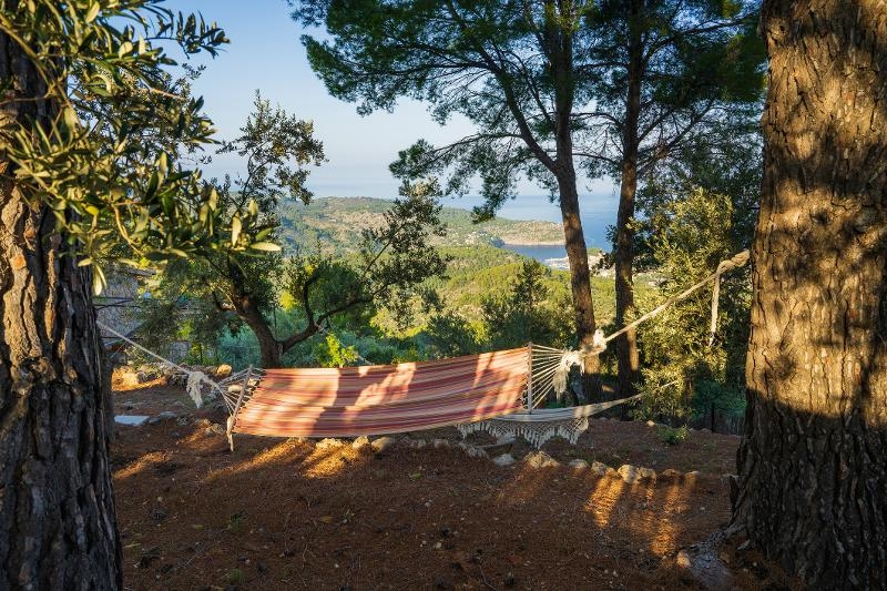 Eine Hängematte im Urlaub mit Kindern Mallorca lädt zum Entspannen ein