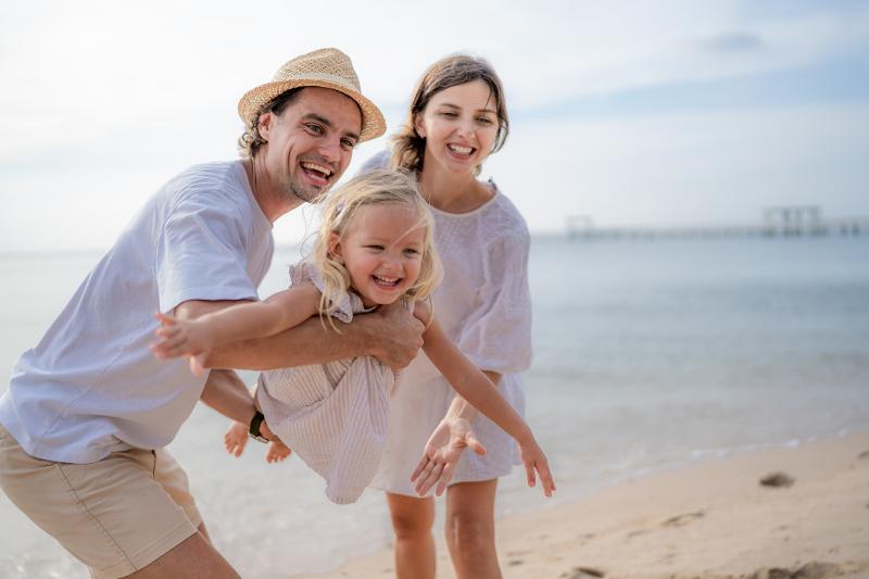 Eltern und Kindern haben im Urlaub mit Kindern Mallorca Hotel ein Spaß