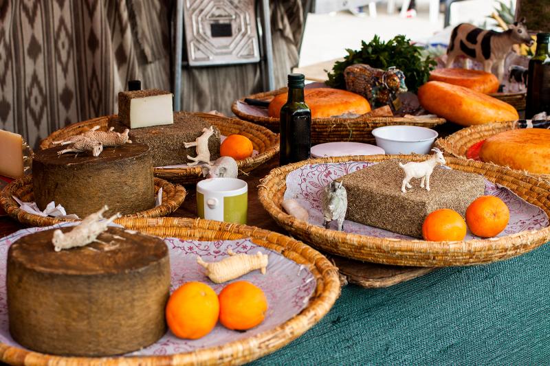 Ein Stand mit Ziegenkäse im Urlaub mit Kindern Mallorca auf einem Markt