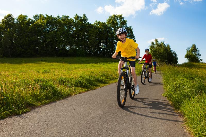 Kinder fahren gemeinsam Fahrrad im Urlaub mit Kindern Mecklenburg-Vorpommern 