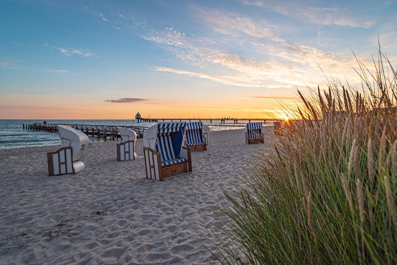 Blick auf Strandkörbe bei Sonnenuntergang im Urlaub mit Kindern Mecklenburg-Vorpommern 