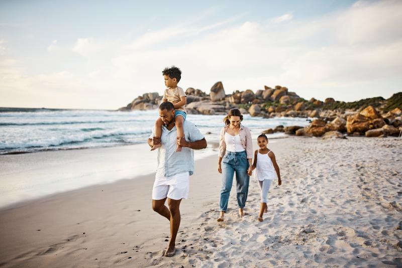 Familie geht am Strand spazieren
