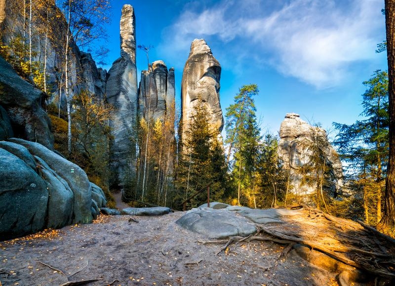 Felsformationen in einer bewaldeten Landschaft im Urlaub mit Kindern Tschechien