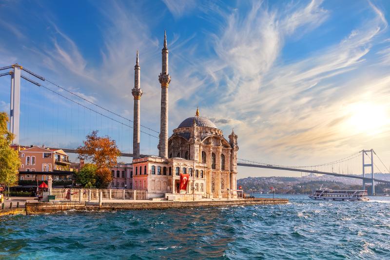 Aussicht auf eine Moschee am Wasser in Istanbul im Urlaub mit Kindern Türkei mit Brücke im Hintergrund