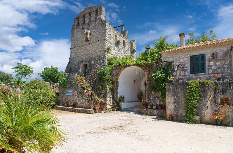 Ein Kloster mit Pflanzen und Palmen im Zakynthos Urlaub mit Kindern