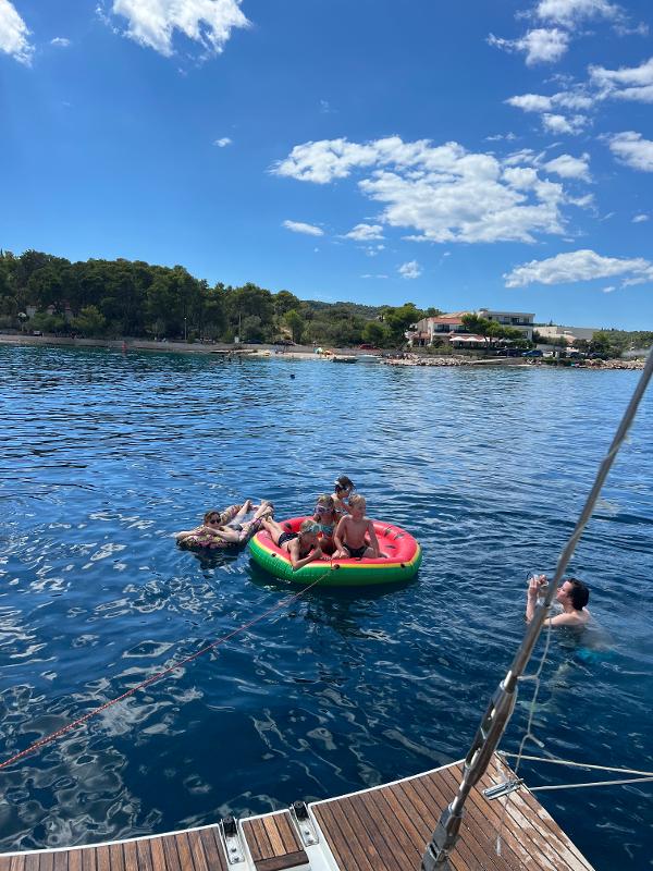 Kinder auf einem Floatie im Familienurlaub Ostsee