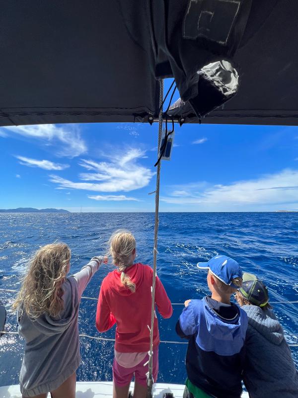Kinder an Board einer Yacht bei der Segel-Familienreise Kroatien