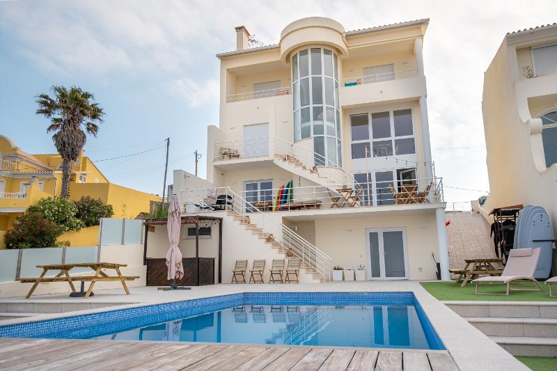 Außenansicht des Ferienhauses mit Pool im Familienurlaub Surfen