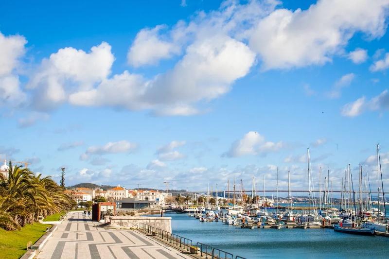 Boote im Hafen bei Sonnenschein im Familienurlaub Portugal