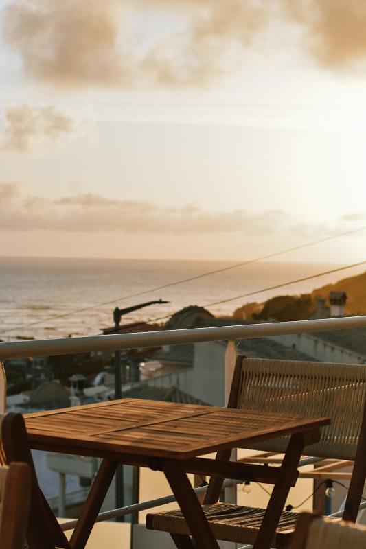 Terrasse bei Sonnenuntergang und Blick aufs Meer im Familienurlaub Surfen