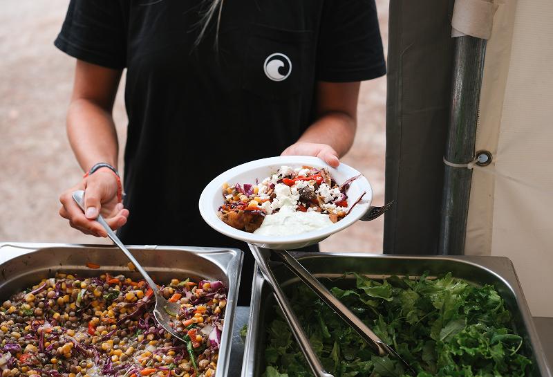 Abendessen wird auf einen Teller gegeben