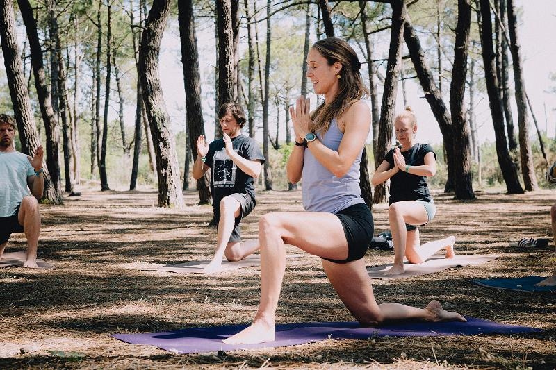 Menschen beim Yoga in der Natur 