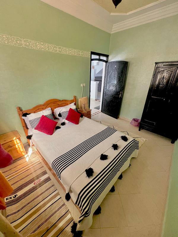Doppelbettzimmer für den Familienurlaub in Marokko, mit natürlichen licht und traditionelle ausstattung