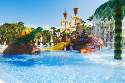 Wasserspielplatz mit Schildkröte und Piratenschiff im Familienurlaub Mallorca