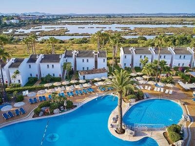 Pool mit Kinderbecken und freistehenden Hotelgebäuden im Familienurlaub Spanien