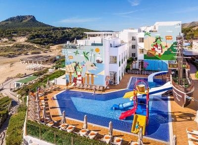 Bunt gestaltetes Hotelgebäude mit Pool und Wasserrutschen für Kinder im Familienurlaub Mallorca