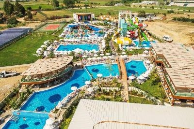 Mehrere Pools und viele bunte Wasserrutschen im Familienurlaub Türkei