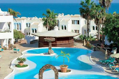 Kleine Poolanlage mit kanarischen Stil im Familienurlaub Fuerteventura