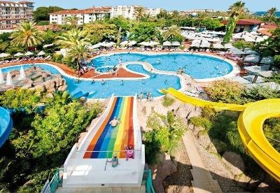 Geschwungene Poollandschaft mit bunten Wasserrutschen im Familienurlaub Belek