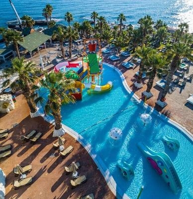 Pool mit bunten Wasserrutschen direkt am Meer im Familienurlaub Griechenland