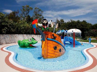Kinderbadebereich mit Piratenschiff im Familienurlaub Griechenland