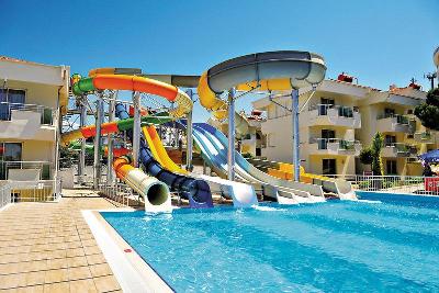  Bunte Wasserrutschen und flache Hotelgebäude im Familienurlaub Side