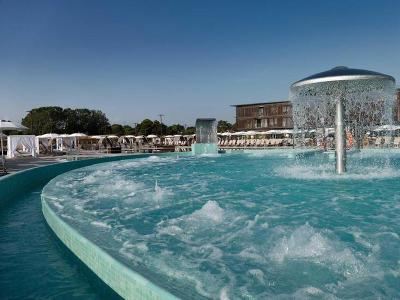 Pool mit Sprudel und Fontänen im Familienurlaub Italien