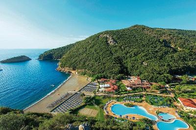 Mehrere Pools unmittelbar am Strand mit Sonnenliegen, Meer und Bergen im Familienurlaub Italien
