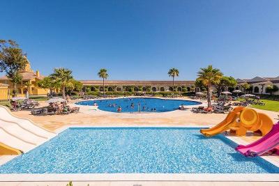 Zwei Pools mit Wasserrutschen für Kinder im Familienurlaub Portugal