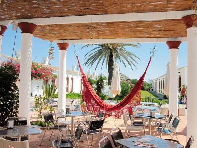Rote Hängematte auf der Terrasse im Familienurlaub Portugal