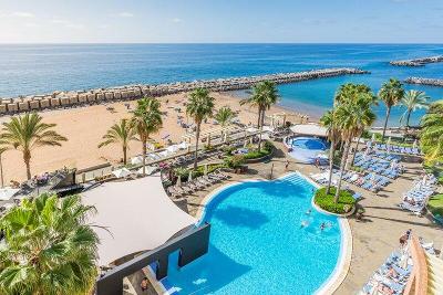 Pool direkt am Strand mit Palmen und Sonnenschutz im Familienurlaub Madeira