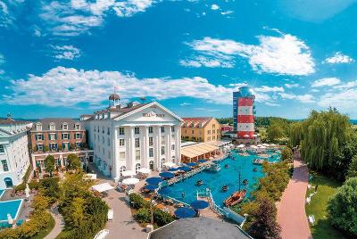 Hotelanlage mit Leuchtturm im Europa Park im Familienurlaub Schwarzwald