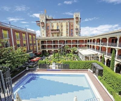 Pool umgeben vom mediterranen Hotelgebäude im Europa Park El Andaluz im Familienurlaub Schwarzwald