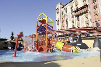 Splashpool mit Wasserrutsche vor dem Hotelgebäude im Europa Park im Familienurlaub Schwarzwald
