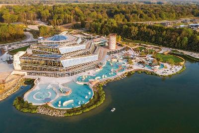 Verglastes Hotelgebäude mit großer Poollandschaft im Familienurlaub Frankreich