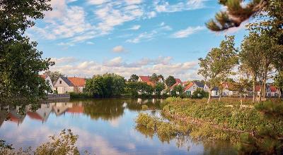 Blick übers Wasser auf den Center Parc im Familienurlaub Niederlande