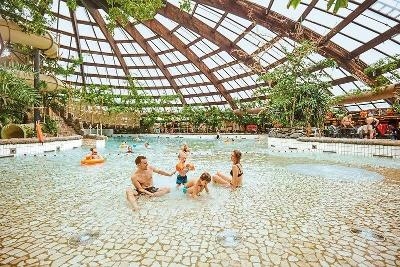 Familie im Schwimmbad im Familienurlaub Niederlande
