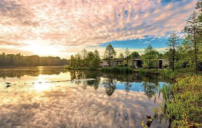 Ein See bei Sonnenuntergang am Center Parcs im Familienurlaub Niederlande