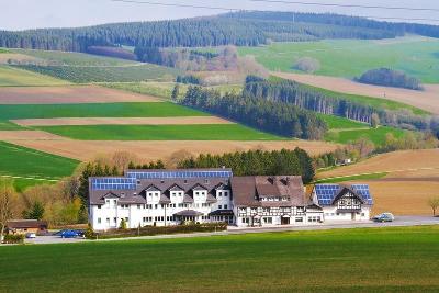 Hotel und Fachwerkhaus umgeben von Feldern und Wiesen im Familienurlaub Deutschland