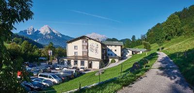 Wanderweg hinter dem Hotelgebäude mitten in den Alpen im Familienurlaub Deutschland