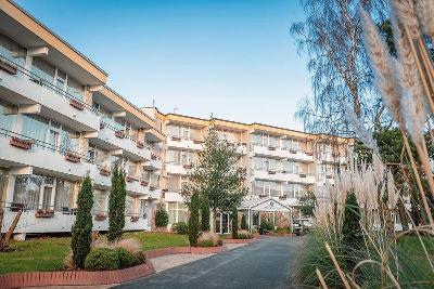 Dreistöckiges Hotelgebäude mit Vorgarten im Familienurlaub Ostsee