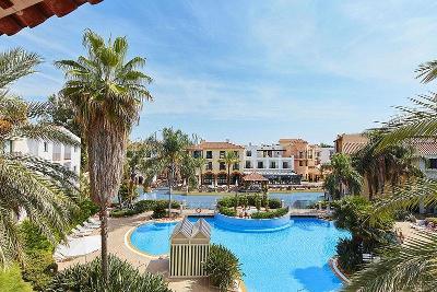 Poolanlage mit Brücke und Insel im Freizeitpark PortAventura im Familienurlaub Spanien