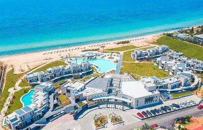 Moderne Hotelanlage mit mehreren Pools direkt am Strand im Familienurlaub Griechenland
