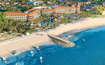 Hotelgebäude direkt am Sandstrand im Familienurlaub Bali