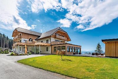 Gemütliches Hotelgebäude mit Holz und Balkonen im Familienurlaub Österreich