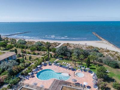 Pool- und Gartenanlage direkt am Meer im Sommerurlaub Frankreich