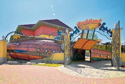 Außenansicht des Adventure Hotels im Gardaland im Familienurlaub Italien